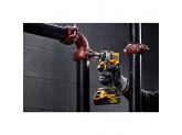 Аккумуляторный бесщеточный гайковерт DeWALT, 18 В, 610 Нм, 2500 об/мин, 3550 уд/мин, c 2 АКБ 2 Ач и ЗУ, в кейсе, DCF922D2T