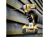 Аккумуляторный бесщеточный шуруповерт DeWALT, 18 В, 205 Нм, 3250 об/мин, 3800 уд/мин, с 2 АКБ 5 Ач и ЗУ, в кейсе, DCF887P2